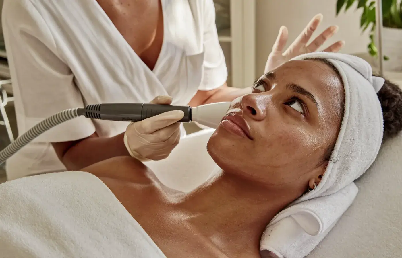 Sesión de cuidado estético de la piel en un centro de estética.